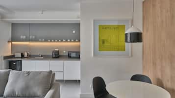 Una cocina moderna con comedor, sofá y una mesa con sillas.