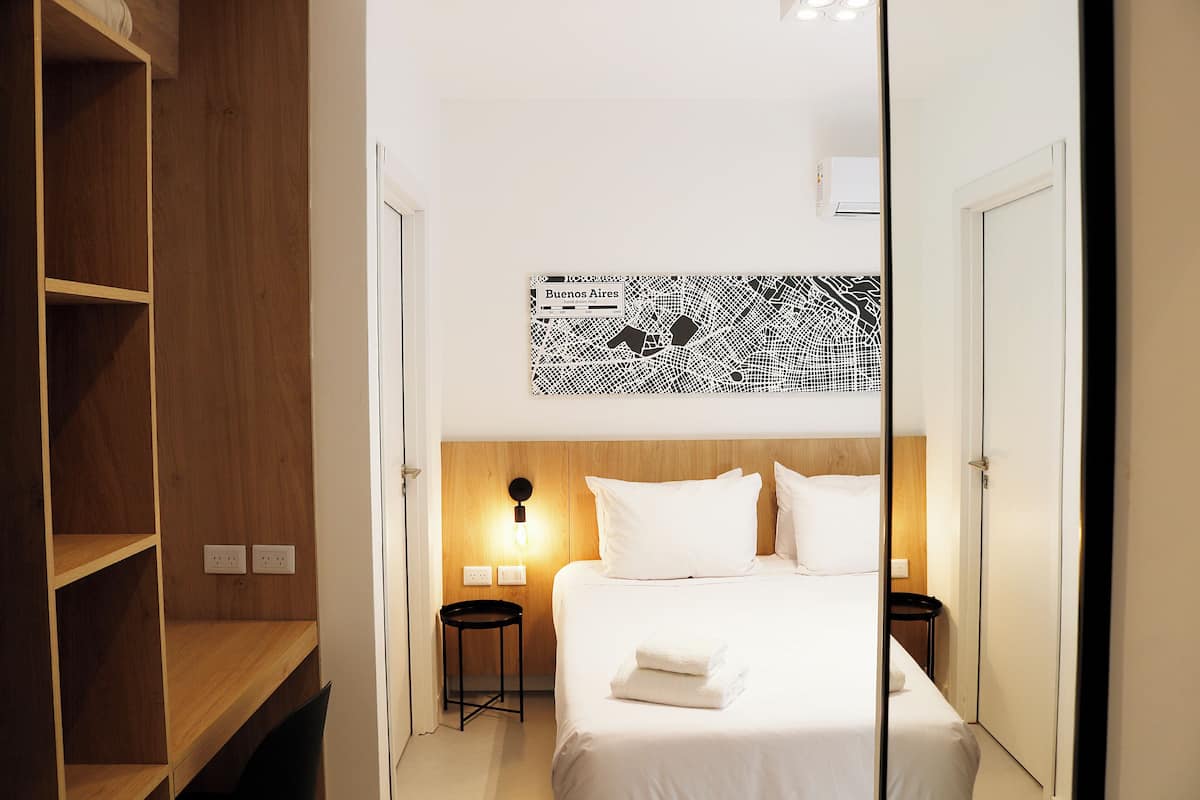 Minibar, free WiFi, bed sheets