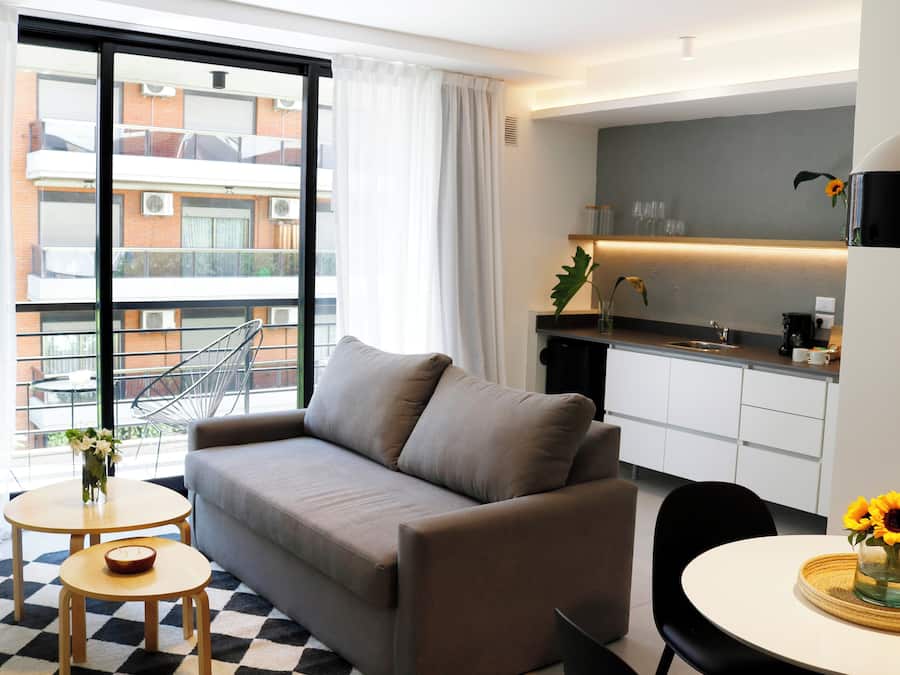 Phòng Suite | Khu phòng khách | Smart TV 32-inch có truyền hình kỹ thuật số