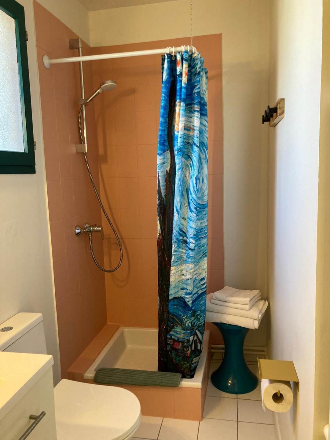 Un baño con ducha, inodoro y lavabo.