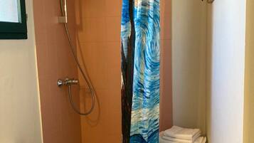 Un baño con ducha, inodoro y lavabo.