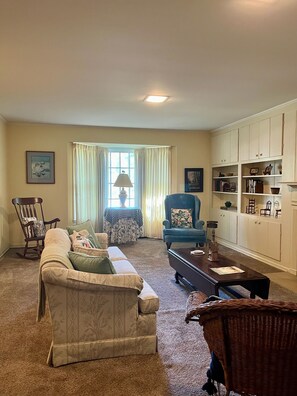 Living area - Cozy & Spacious 2Bed, 2Bath in the heart of Winfield (Winfield)