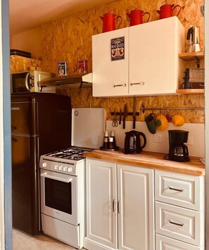 Fridge, microwave, oven, coffee/tea maker