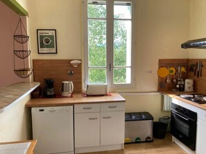 Refrigerador, microondas, horno y cafetera y tetera 