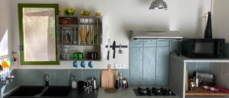 Jääkaappi, mikroaaltouuni, uuni, kahvin-/teenkeitin