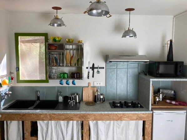 Fridge, microwave, oven, coffee/tea maker