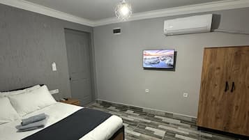 Luxe beddengoed, donsdekens, een gratis minibar, individueel gedecoreerd