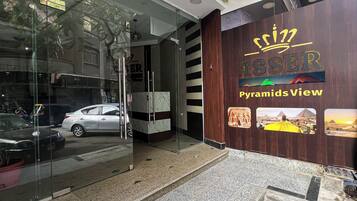A entrada de um hotel com uma placa que diz 'ASSER Pyramids View'.