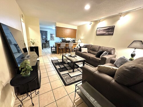 Charming 2-bedroom unit centrally located near the heart of downtown Greensboro