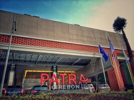 Un edificio moderno con un cartel llamativo que dice "PATRIA CIREBON".