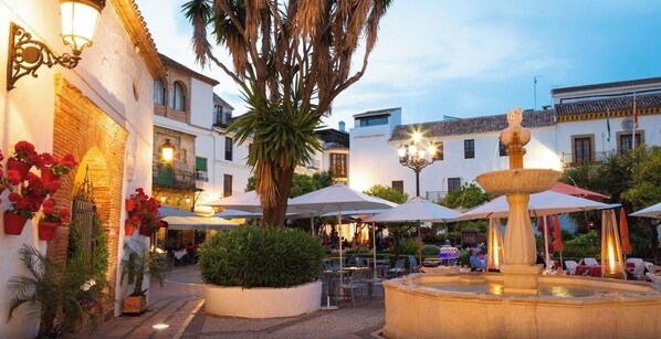 Outdoor dining - Bright Apartment close to the Sea and the Center of Marbella (Marbella)