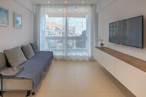 TV - Bright Apartment close to the Sea and the Center of Marbella (Marbella)