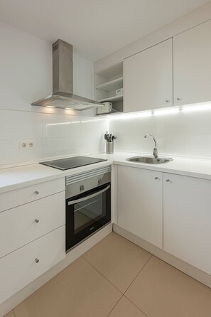 Four, plaque de cuisson, cafetière/bouilloire, bouilloire électrique