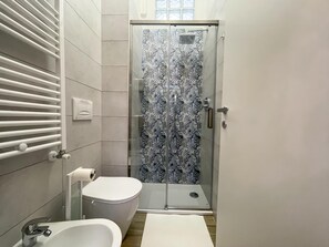 Shower, hair dryer, bidet, towels - MH Studios - Standard Studio  (Milano)