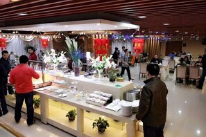 Un buffet con cibi e piante ornamentali.