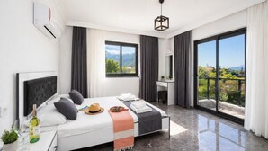 Una habitación de hotel moderna con una cama, una mesita de noche y vistas al exterior.