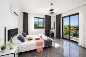 Une chambre d’hôtel moderne, équipée d’un lit, d’une table de chevet et offrant une vue sur l’extérieur.