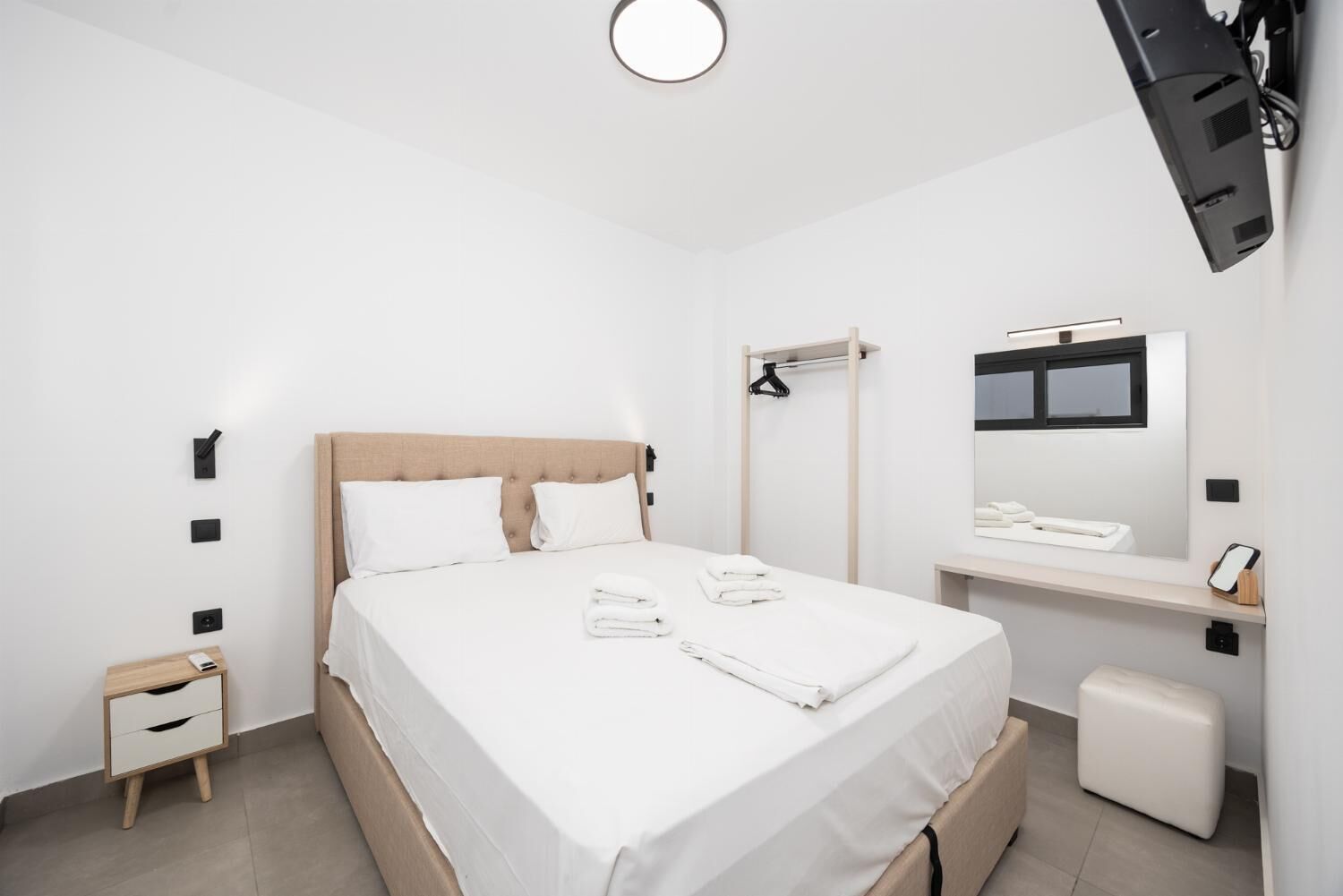 5 bedrooms, iron/ironing board, WiFi, bed sheets