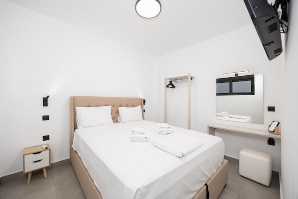 5 bedrooms, iron/ironing board, WiFi, bed sheets