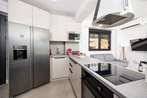 Coffee/tea maker, fridge, microwave, oven