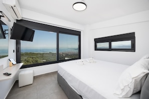 5 bedrooms, iron/ironing board, WiFi, bed sheets