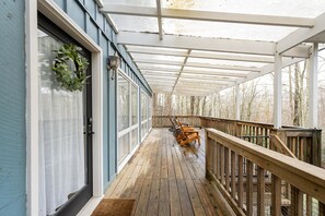 Terrace/patio - Fairy Tale Charm: Mtn Cabin + Mtn Stream + Deck (Balsam)
