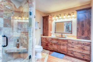 Douche, baignoire Ă jets, serviettes fournies