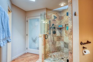 Douche, baignoire Ă jets, serviettes fournies