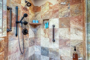 Douche, baignoire Ă jets, serviettes fournies