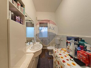 Shower, bidet, towels, soap - Simple and essential apartment not far from the center (Genova)