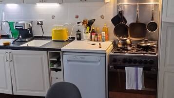 Fridge, oven, stovetop, dishwasher