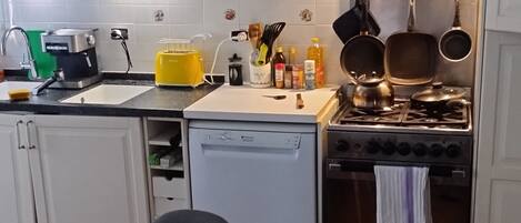 Fridge, oven, stovetop, dishwasher