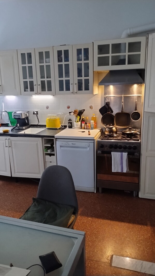 Kühlschrank, Ofen, Herdplatte, Geschirrspüler