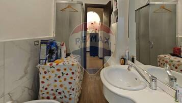 Douche, bidet, serviettes fournies, savon