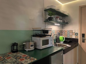 Departamento | Cocina privada | Refrigerador, microondas, parrilla de estufa y tetera eléctrica 