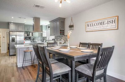 5BR Vegas Getaway •Pool •Games •BBQ •Close to Strip & Airport • Karaoke & Arcade