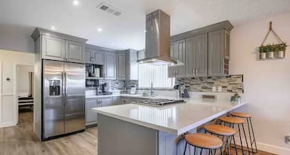 5BR Vegas Getaway •Pool •Games •BBQ •Close to Strip & Airport • Karaoke & Arcade