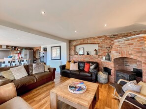 TV - 5 bedroom accommodation in Trowbridge (Trowbridge)
