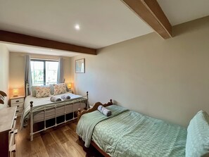 5 bedrooms, free WiFi, bed sheets