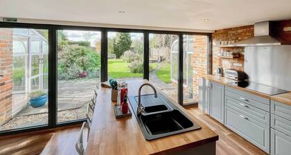 5 bedroom accommodation in Trowbridge