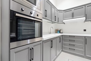 Apartemen Panorama | Dapur pribadi | Lemari es, microwave, oven, dan kompor