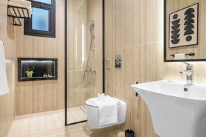 Apartamento econômico | Banheiro | Chuveiro com efeito de chuva, produtos de toalete grátis