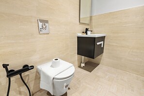 Panoramic Apartment | Bathroom | Rainfall showerhead, free toiletries, hair dryer, bidet