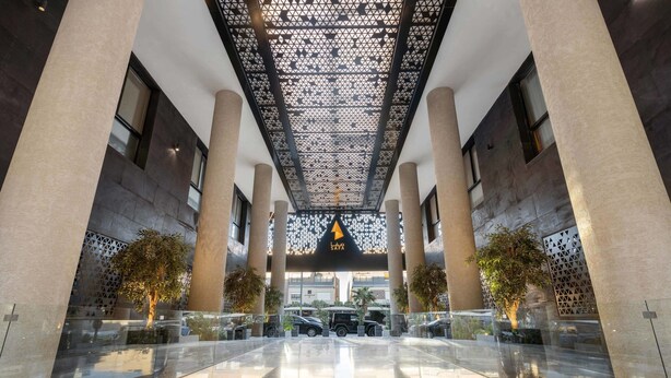 A spacious lobby with a high ceiling, large columns, and a central entrance with a sign. - Silkhaus Safa 47 A (Riyadh)