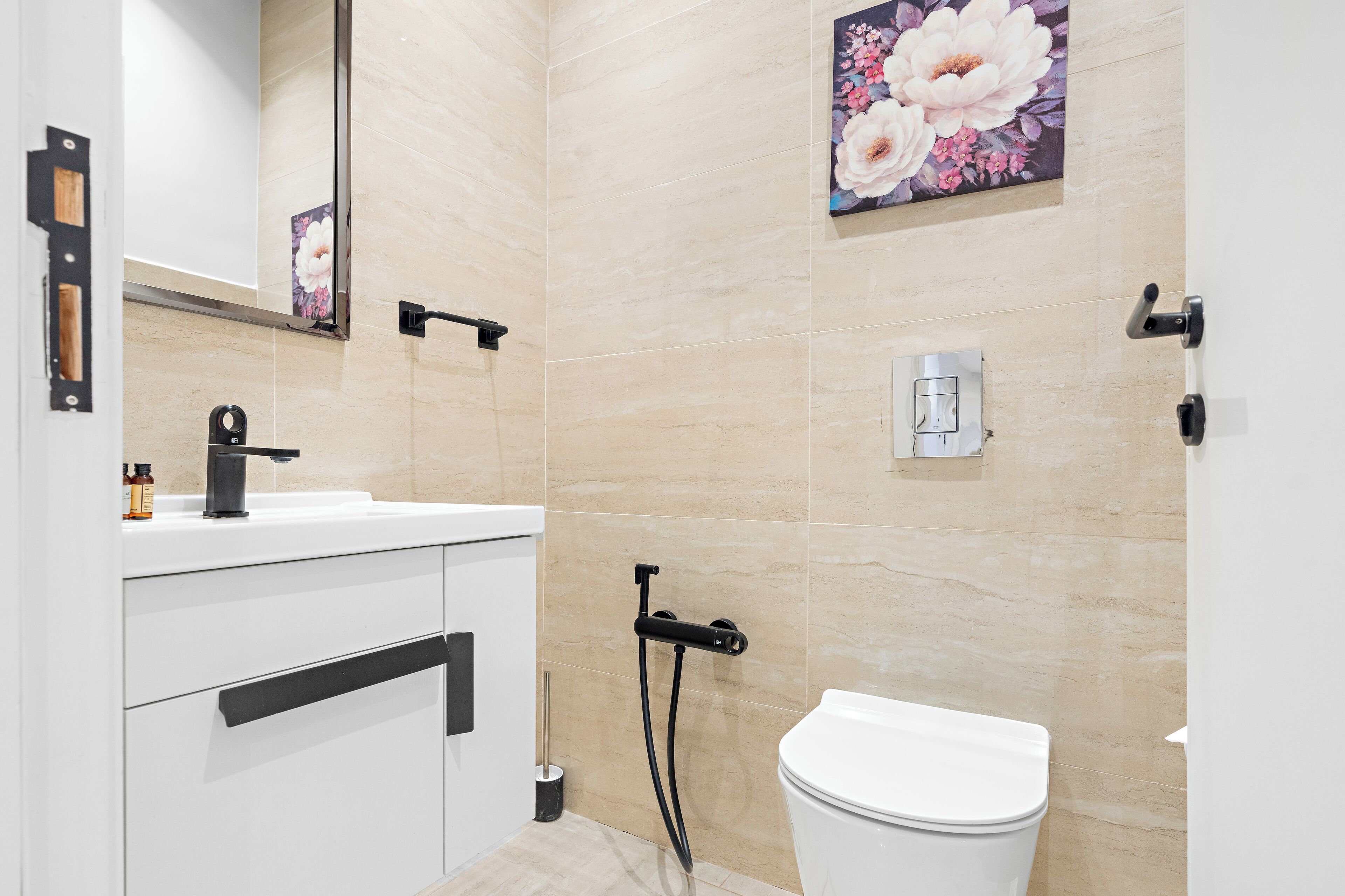 Un bagno moderno con lavandino bianco, WC e doccia.