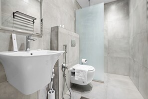 Comfort Apartment | Bathroom | Rainfall showerhead, free toiletries, hair dryer, towels - Silkhaus Sayl 25 (Riyadh)