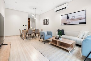 Exclusive-Apartment | Wohnbereich | 50-Zoll-Smart-TV mit Digitalempfang