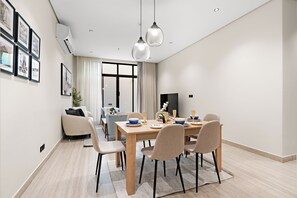 Exclusive-Apartment | Essbereich im Zimmer