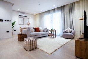 Standaard appartement | Woonruimte | Een 50-inch smart-tv met digitale zenders