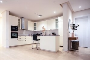 Standaard appartement | Privékeuken | Een koelkast, een microgolfoven, een oven, een kookplaat